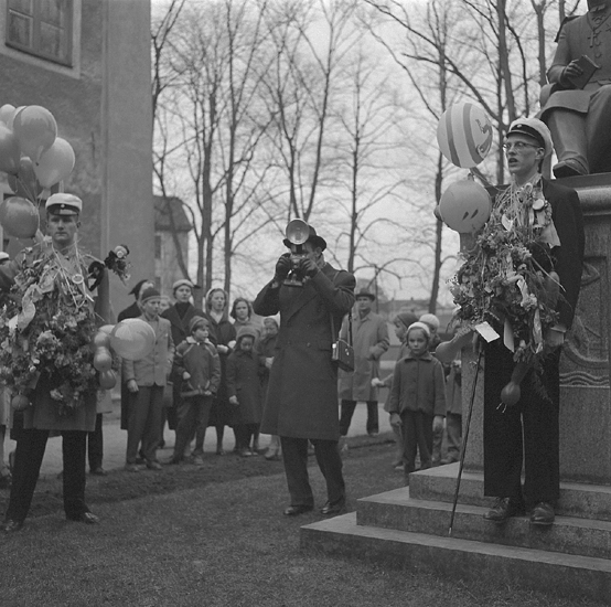 Studenterna final, 8/5 1957. 
En student håller det sedvanliga talet vid Esaias Tegnérs staty. 
Till vänster skymtar det s.k. Karolinerhuset.