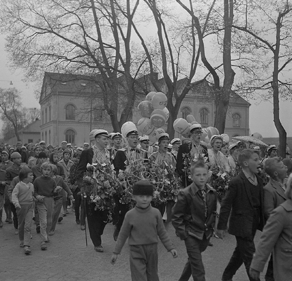 Studenterna tredje dagen, 1959. 
Studenterna m.fl. tågar utmed Skolgatan mot Linnéparken och talet 
vid Esaias Tegnérs staty. 
I bakgrunden syns Norrtullskolan.