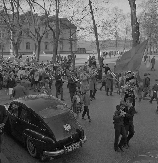 Studenterna, andra d. 1960. 
Studenterna m.fl. tågar längs Skolgatan mot Linnéparken och talet 
vid Esaias Tegnérs staty. 
I bakgrunden syns Norrtullskolan.