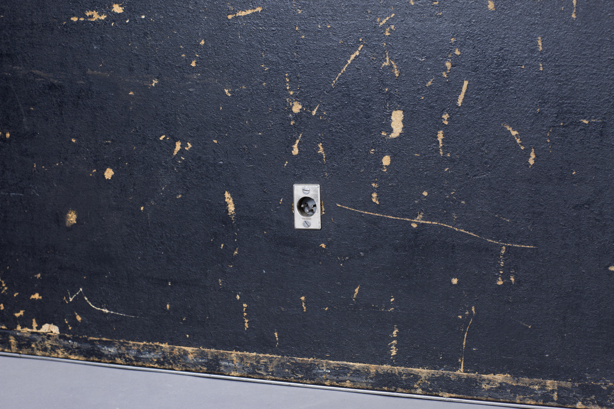 Kabinett i sort kasse som har blitt brukt sammen med forsterker fra Gruff.