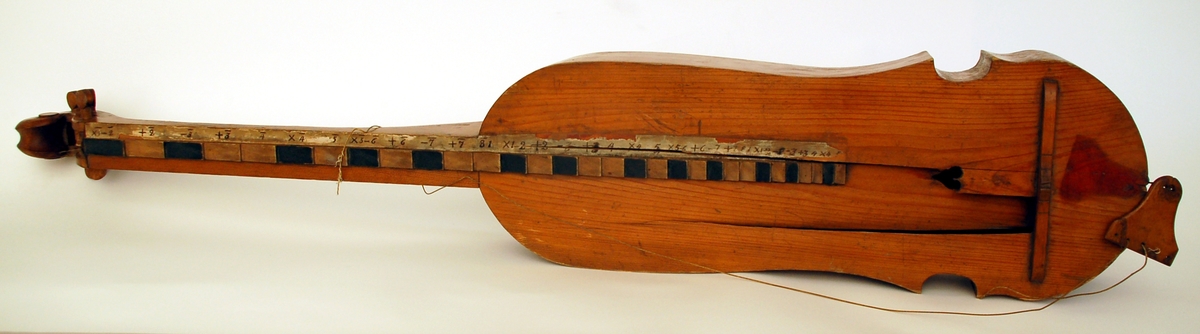Psalmodikon, med stråke, till formen lik en fiol, defekt. Strängarna saknas.