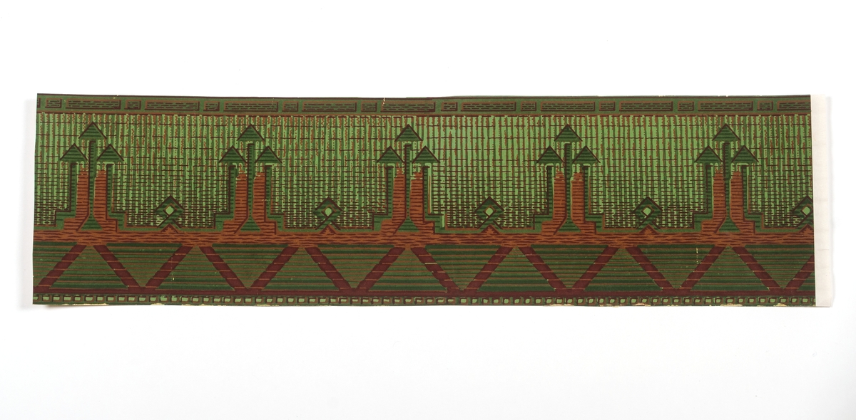Tapetbård med textilimiterande geometriskt mönster i rött och grönt på bestruken botten. Fyra tryckfärger. IB