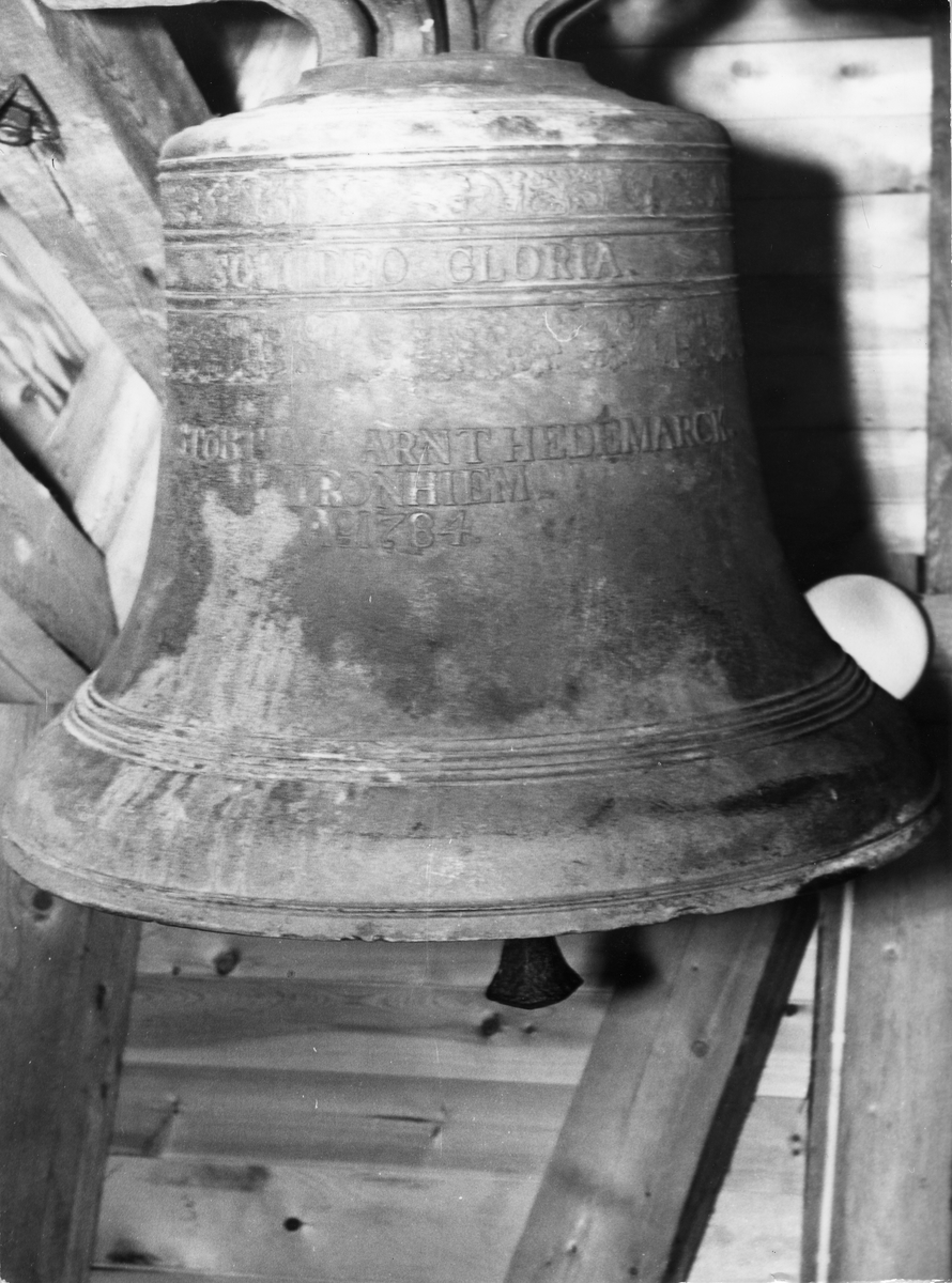 Skiftklokke. Gruvklokke fra Kongens gruve, støpt 1784. Nå i Hitterdal kapell Rørosmuseet