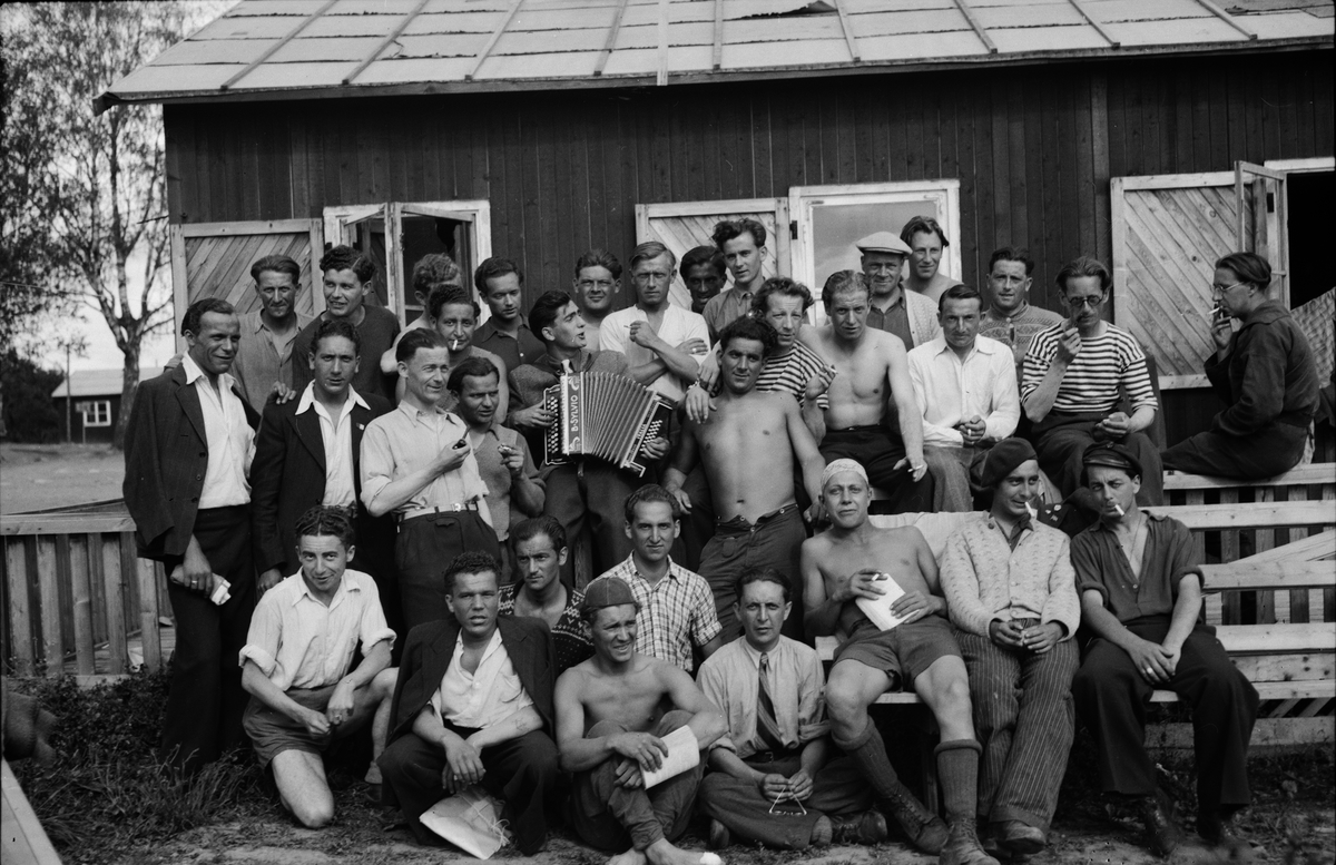 "Franska tvångsarbetare från Norge vilar ut i uppländsk miljö", Axvall, Uppland 1945
