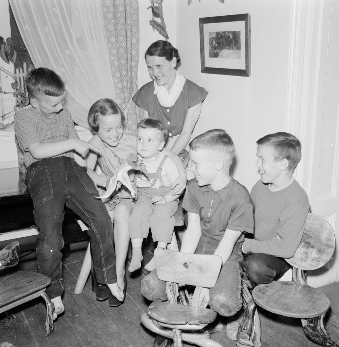 Vihma Kaarle med hustru och sex barn, Ekeby, Uppland, augusti 1958