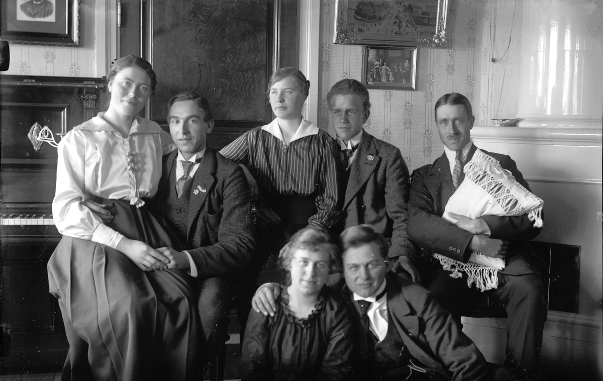 Mannen längst fram Enok Eriksson, andra mannen från höger på stolen Einar Larsson. Båda från Åsmundshyttan