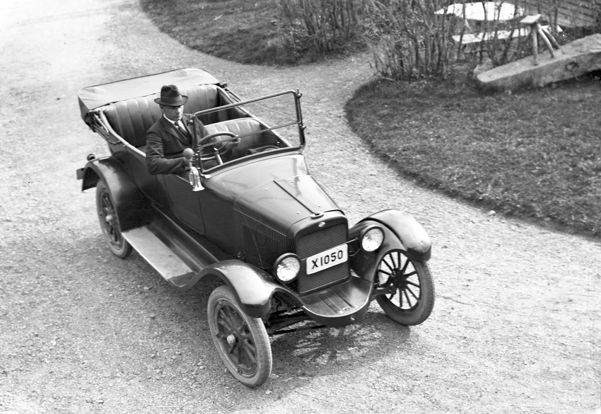 Josef Eriksson, Hästbo, körande sin bil, en Overland 1922.
