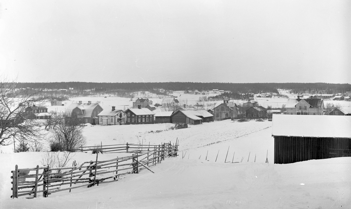 Wästra Hästbo by där gamla bykärnan låg. Från vänster Tjärfabriken sedan "Leanders", "Jan-Svens", "Ol-Mats" och Hedkvists. I bakgrunden Tegelvillan och Missionshuset. Fotot är från Långbacken.
