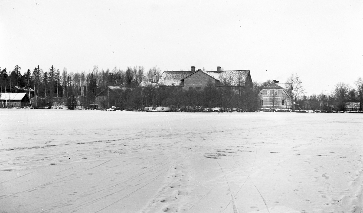 Foto från nedre dammen i Gammelstilla. Den tilltänkta herrgården blev ett magasin, blev den gamla herrgården.