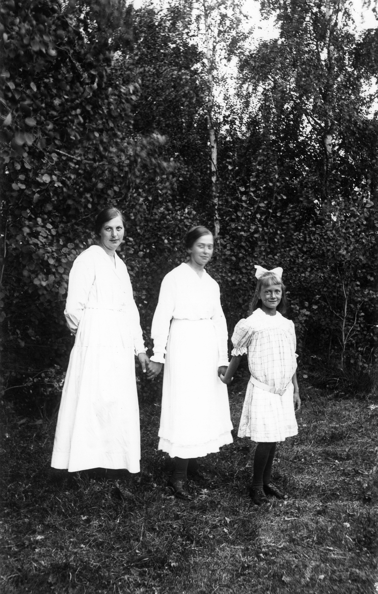 Systrarna Swanström, från vänster Astrid, Gunborg och Margit.