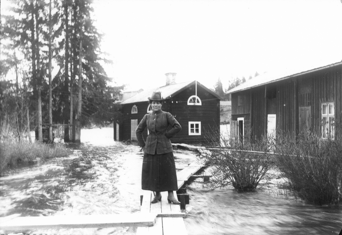 Vårfloden år 1916. Fru Ella Bellander, bruket i Sunnerstaholm, vid Voxnan.