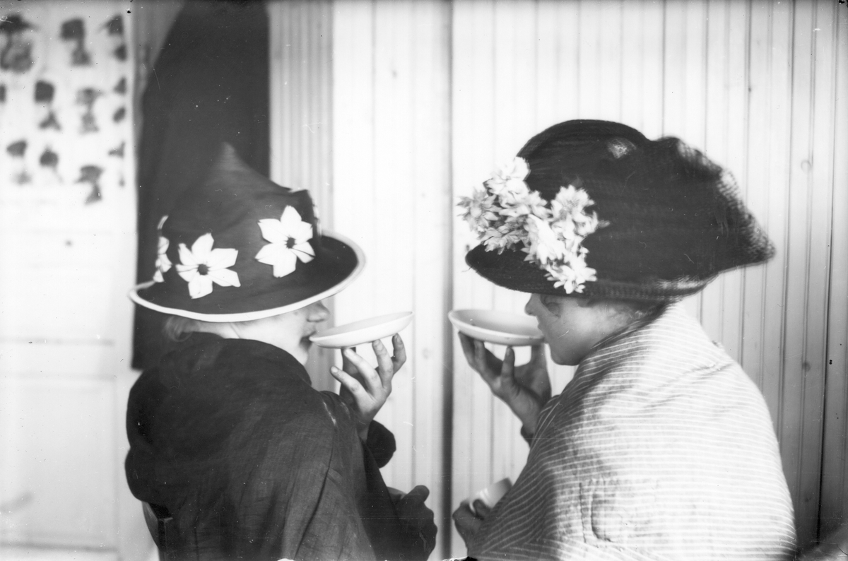 Två okända kvinnor "sörplar" kaffe från kaffefat. Foto i maj 1919.