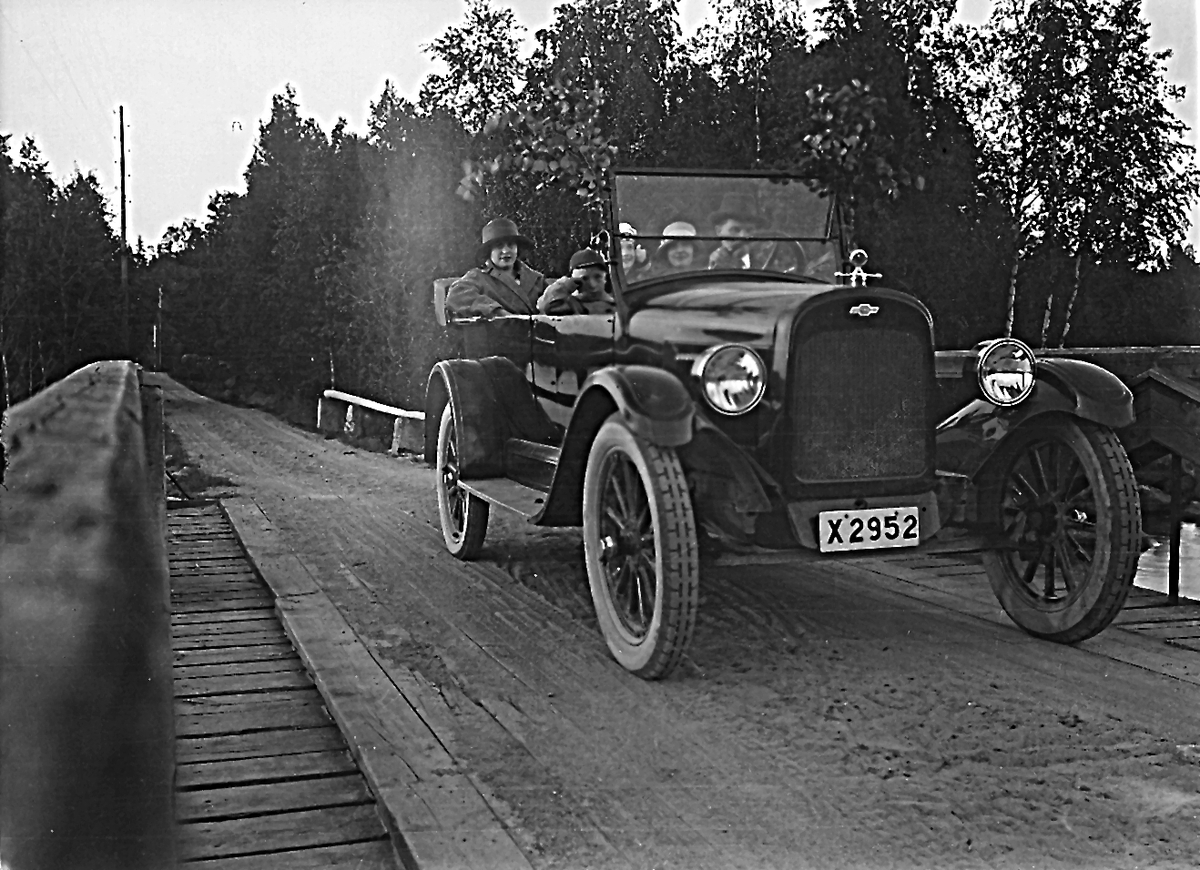 Edlunds på bildfärd vid Holmabron 1922. Bilen X 2952.