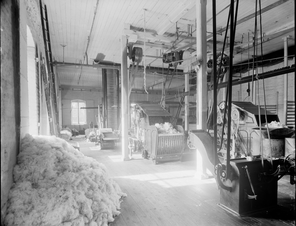 Gefle Manufactur AB, grundades 1849 - som ett av Sveriges första bolag enligt aktiebolagsformen.

Byggnadstekniska nyheter som gjutjärnskolonner kunde göra vävsalarna stora.







