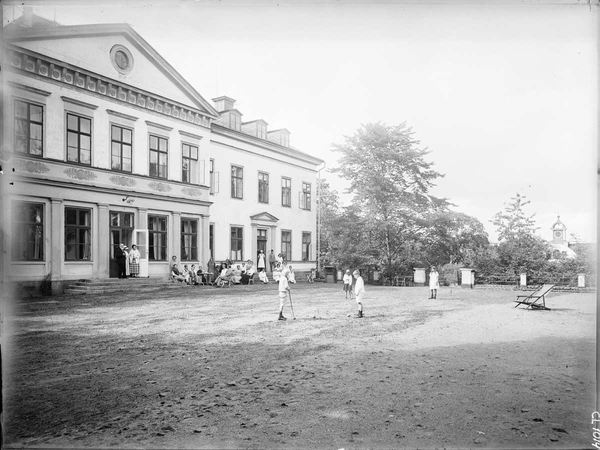 Gysinge Herrgård

Järnbruket fick läggas ned i slutet av 1800-talet och 1905 upphörde även smidet på Gysinge bruk.
Från början av 1920-talet och fram till mitten av 1950-talet drevs Gysinge Herrgård som pensionat och hälsohem.