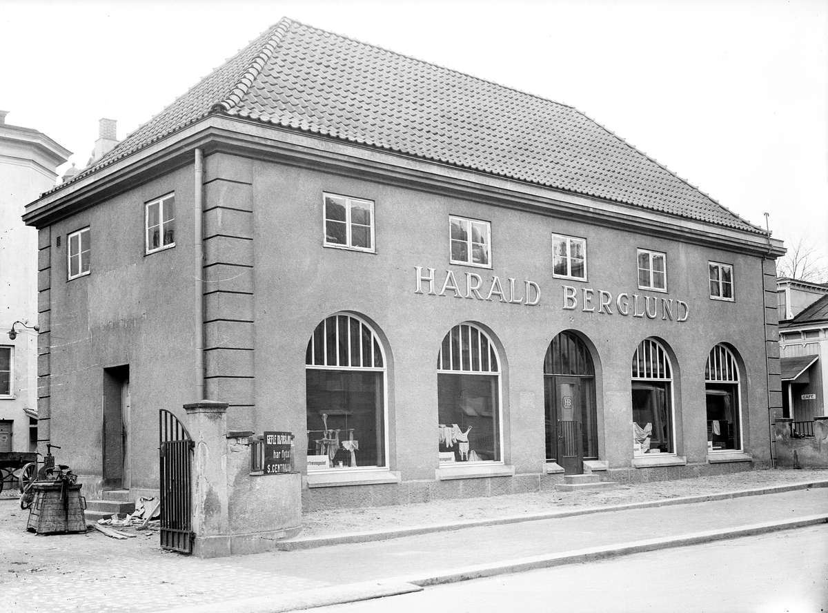 Harald Berglund, kortvarumagasin
Bostadsadress: Norra Köpmangatan 21
Även butik på Brynäsgatan 18
enligt 1930-års adresskalender

