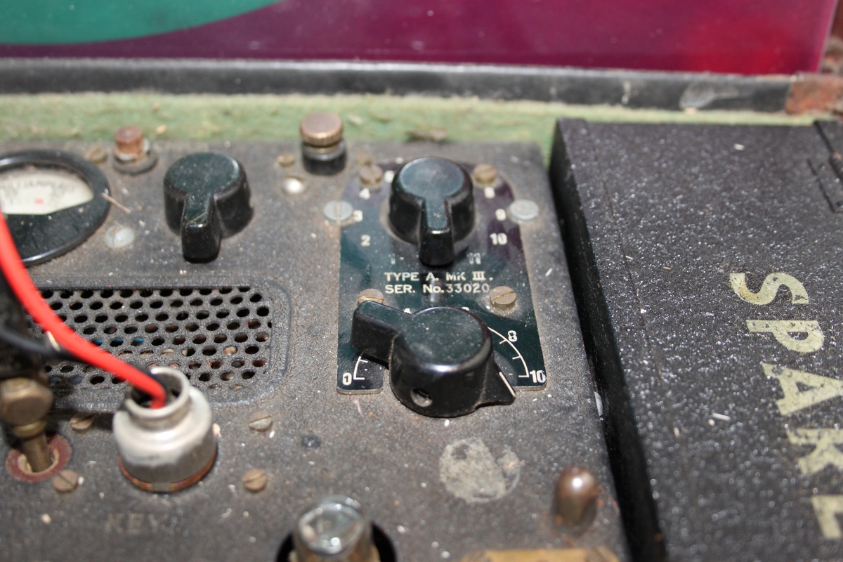Radiosenter i Koffert Engelsk radiosender. "Type A Mark III" Produsert av Marconi Company. UK (1944). Denne har sort koffert med grønt for.