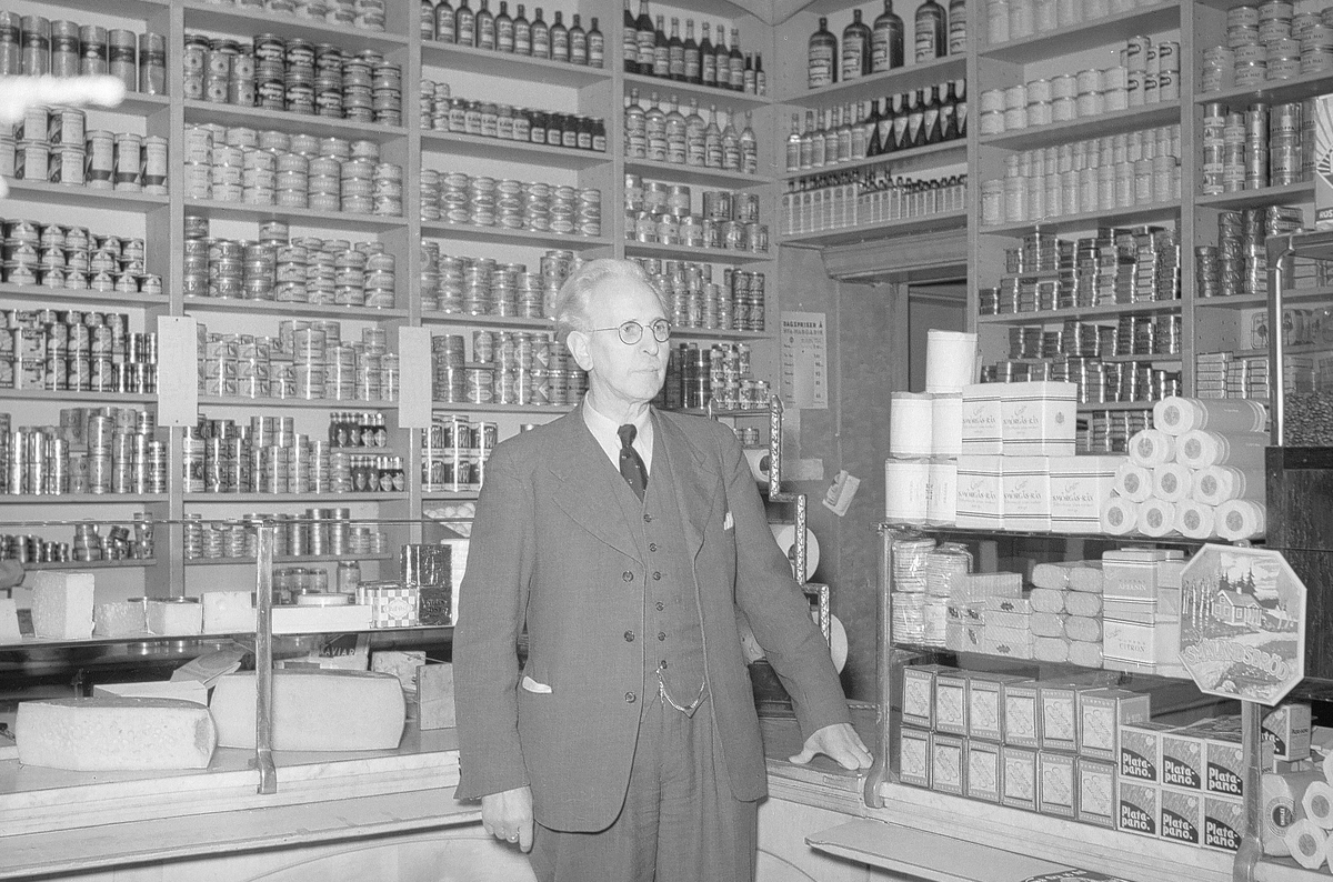 Lindblom Edv. i butiken. " Lindbloms Hörna". Började som torghandlare och 1922 öppnade han livsmedelsbutik.
