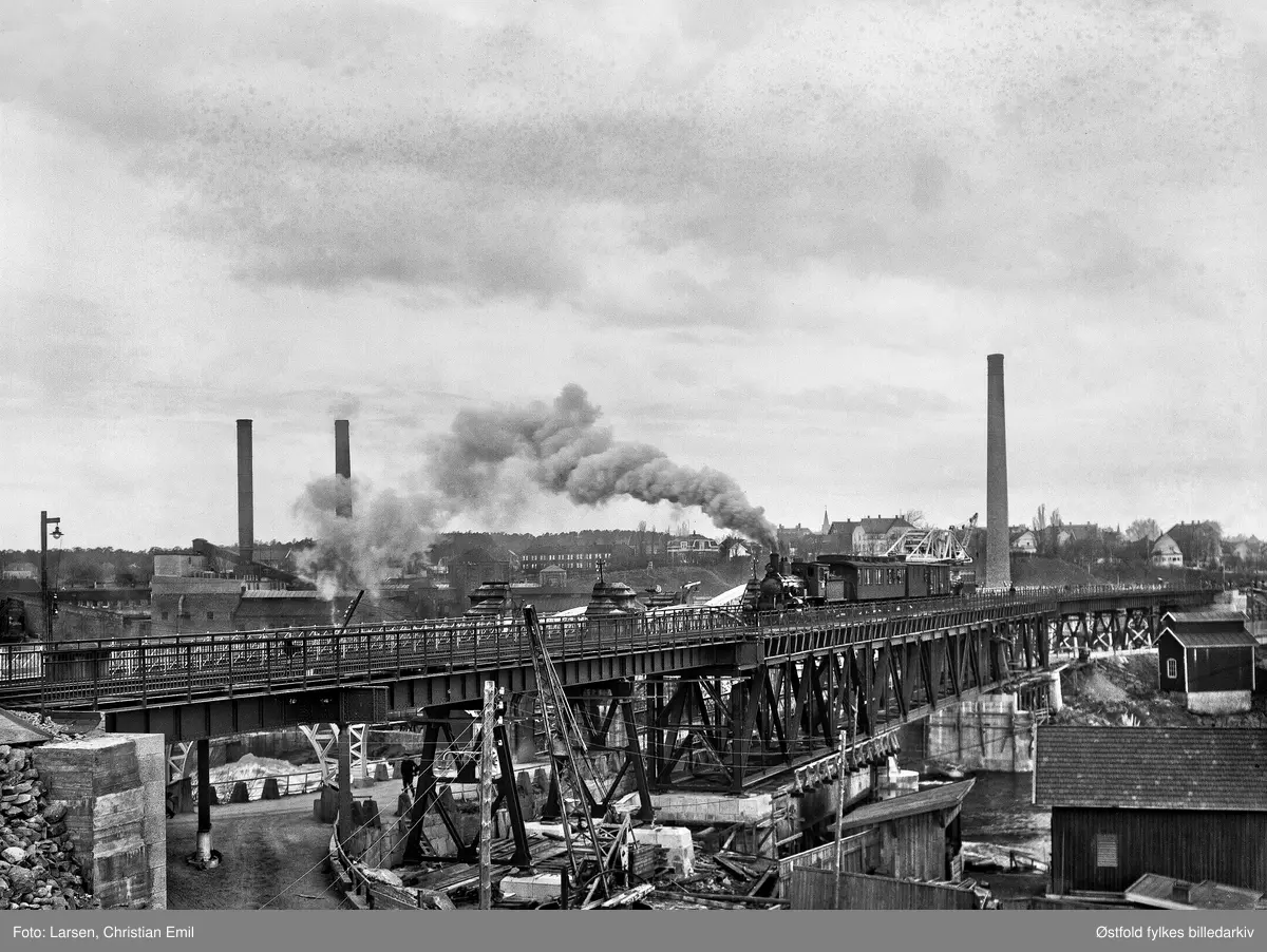Sarpsbrua i Sarpsborg mot Hafslund i Skjeberg. Vestre linje ble elektrifisert ca. 1939/490.