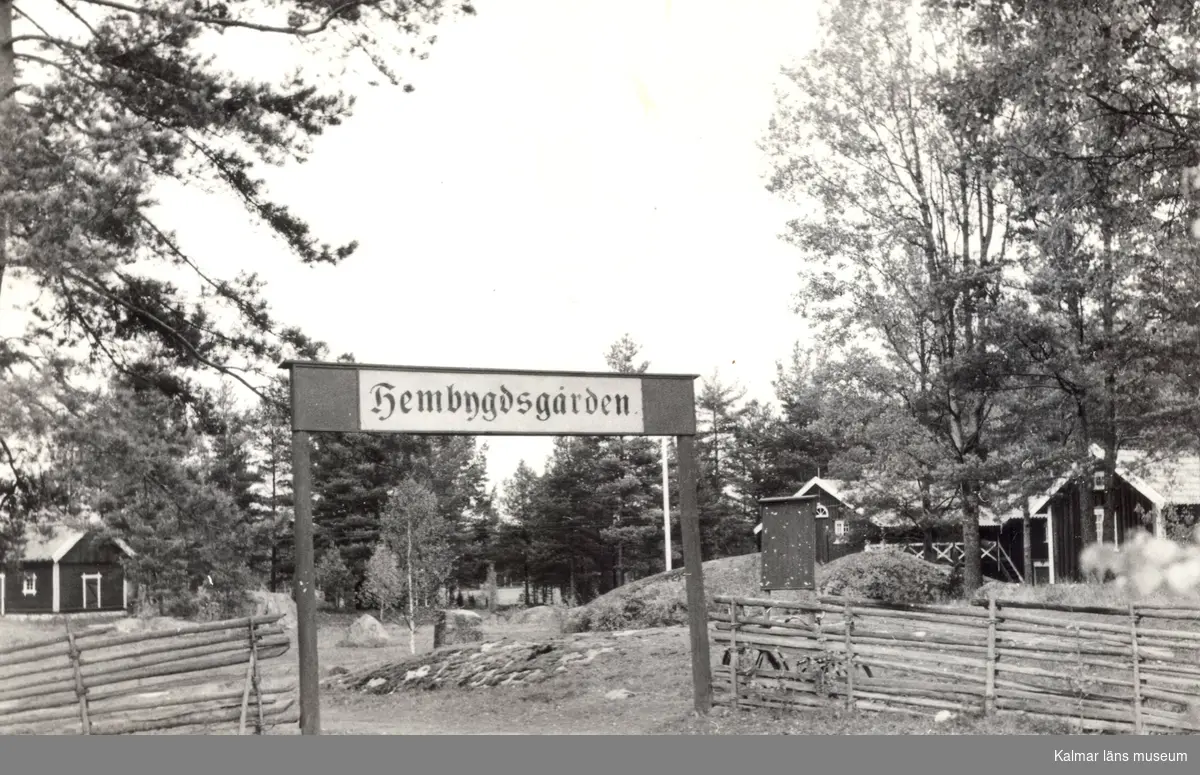 Den gärdsgårdsomgärdade entrén till Målilla Hembygdsgård som invigdes 1943.