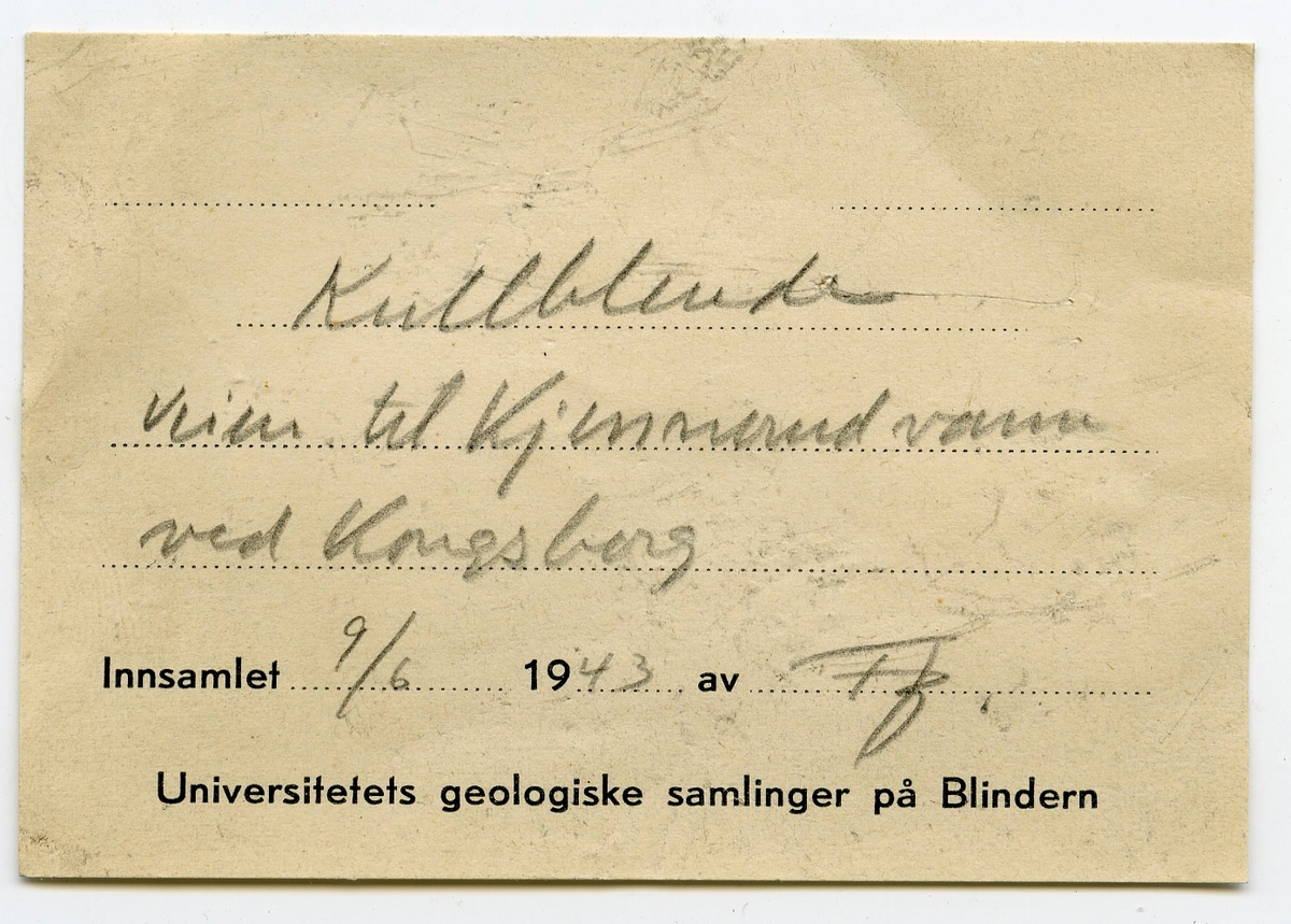 Etikett i eske:
Kullblende
Veien til Kjennerudvann ved Kongsberg.
9/6 1943
FB (?)