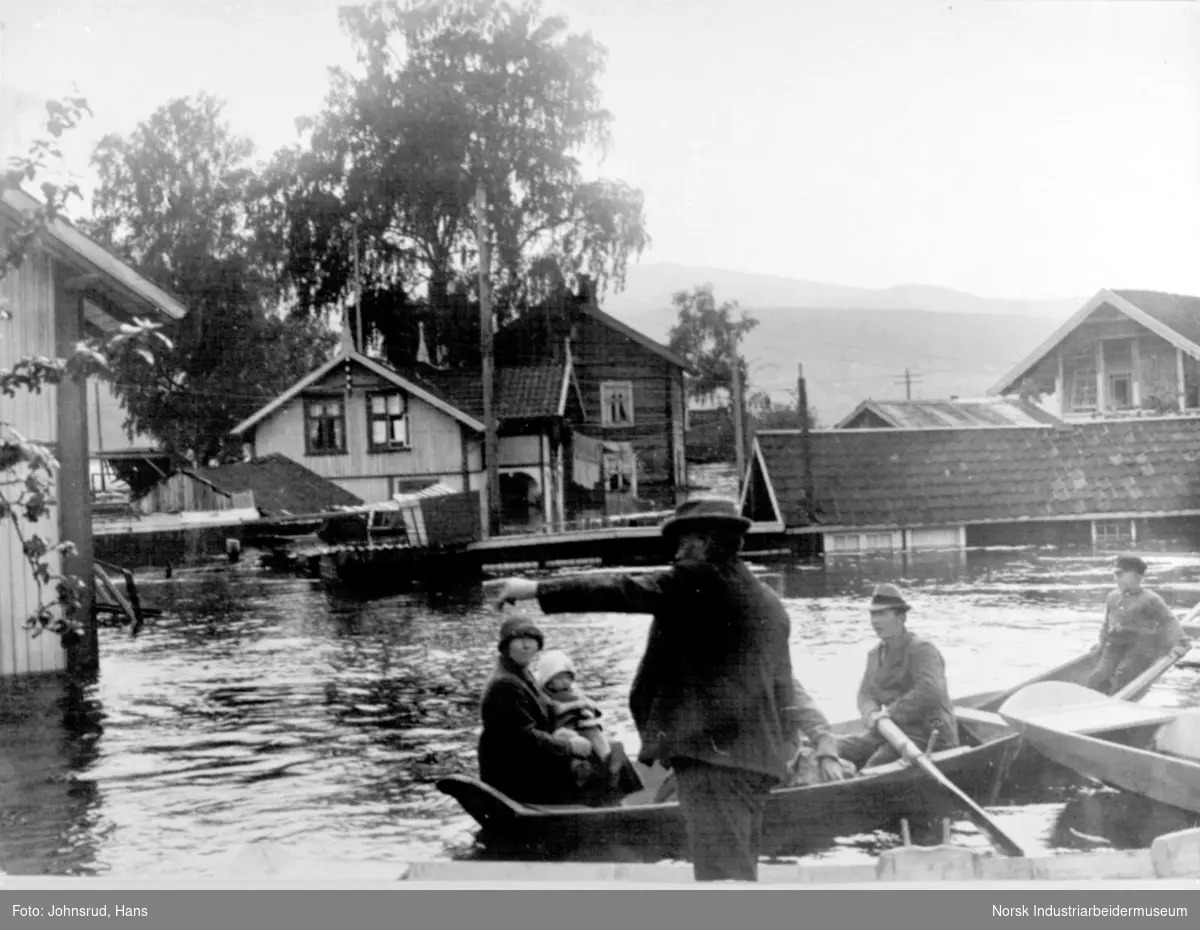 Nesøya, Flommen i 1927, to båtar, kvinne med barn i fanget samt mann og gut