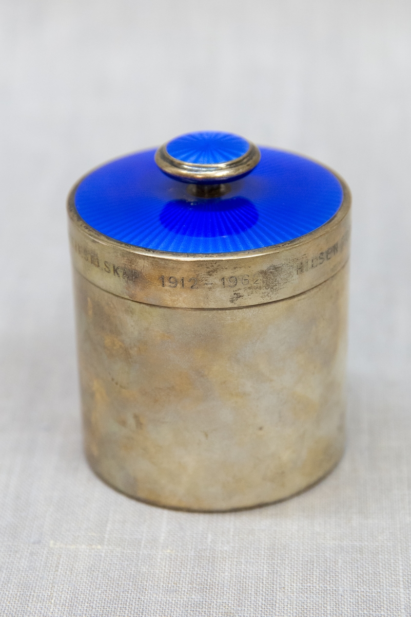 Sylinderforma boks av sølv med laust, blått emaljert lôk