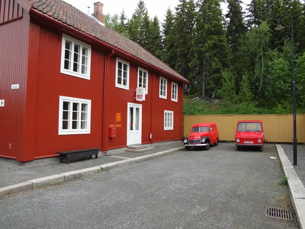 <p> </p>
<p>Stiftelsen Lillehammer Museum består av fem museer som representerer et mangfold av historier og temaer som hverdagsliv, arbeid, fritid, kommunikasjon og post, OL-historie og idrett, håndverk, diktning, litteraturhistorie og samtidshistorie.</p>
