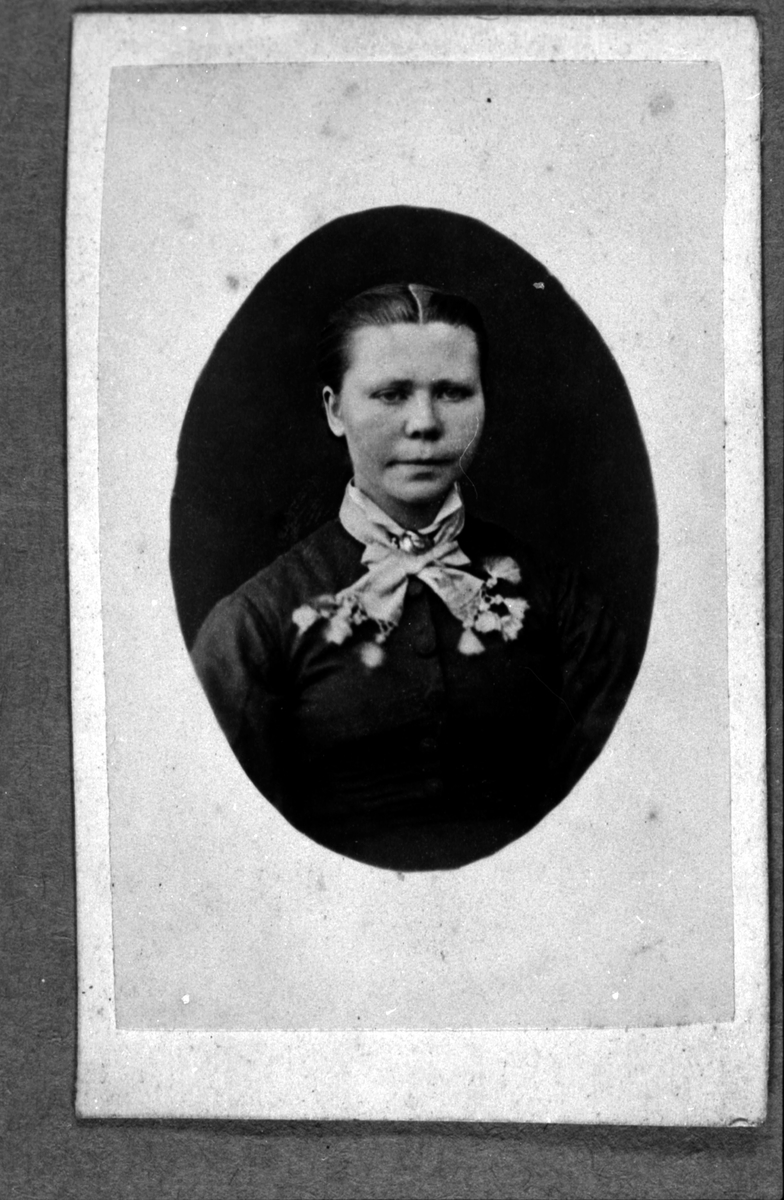 Portrett  av Richardine g.med Edvard Mathisen Hofsøy, Finnelva.