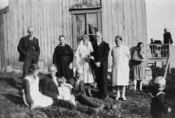 Brudeparet  Ingeborg og Magnus Iversen med gjester.