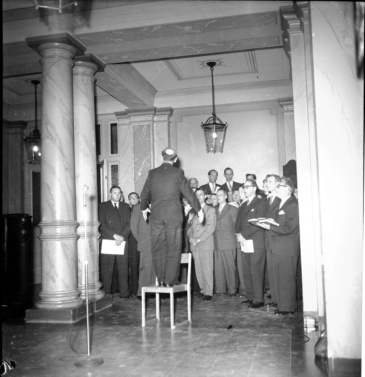 Lasarettet får besök av Gävle Arbetarsångförening.      23 november 1952.