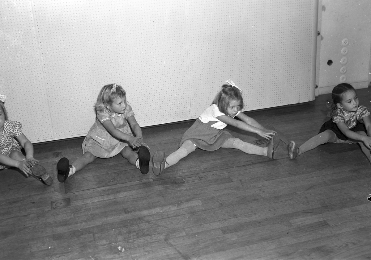 Norra Skolans nya gymnastikhus vid teatern, barngymnastik. 22 september 1948. Reportage för Gefle Dagblad.