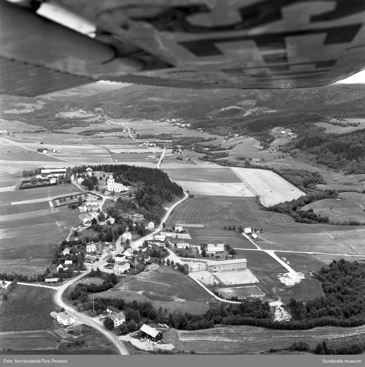 Flygfoton över Mellberg i Ljustorp med bland annat kyrkan och skolan.