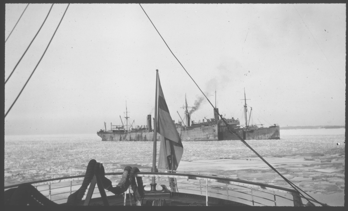 Tyska transportfartyg, fotograferade från svenskt fartyg vid Åland i mars 1918