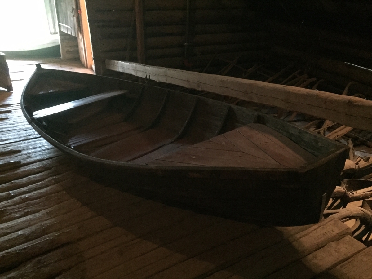 Bred, klinkbygd båt beregnet for tømmerfløting. 7 spanter, 12 bordganger, esing på øverste bordgang.  2 åregafler. "Innreiinga" består av en "splitt" - et trkantet bord - i hver ende, 6 "flak" (bunnbrett) og en "fjøl" (tofte).