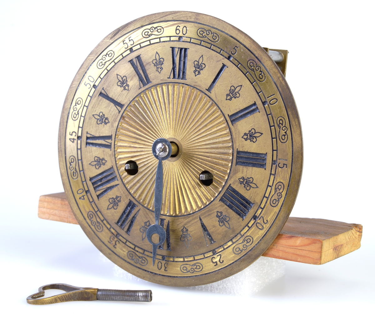 Et mekanisk urverk med klokkeslag hver halve time og hver hele time. Med opptrekksnøkkel og to opptrekkspunkt gjennom urskiven. På urskiven benyttes både arabiske tall (minutt) og romerske tall (time).