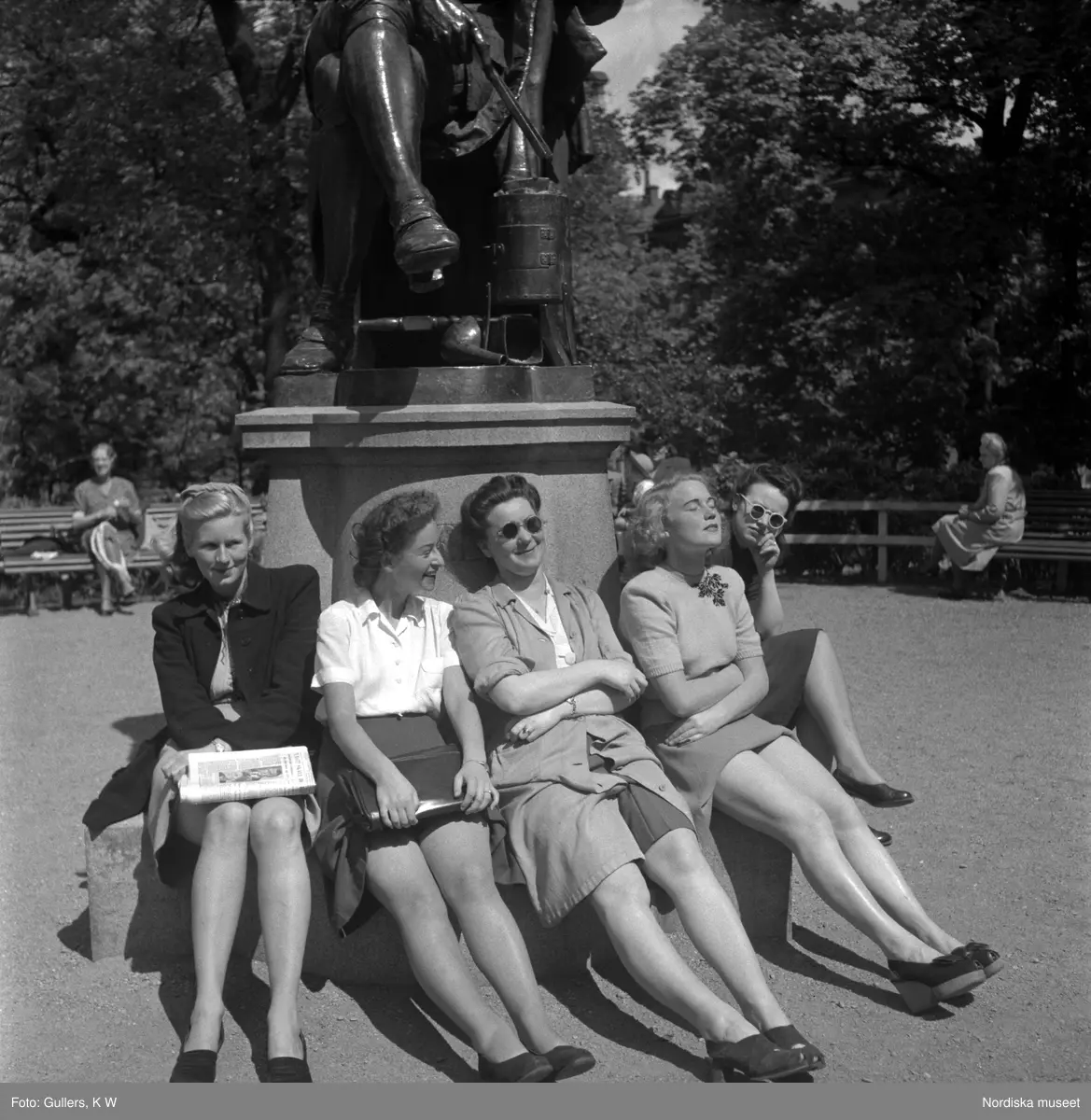 Solande kvinnor på Floras kulle, Humlegården, Stockholm.