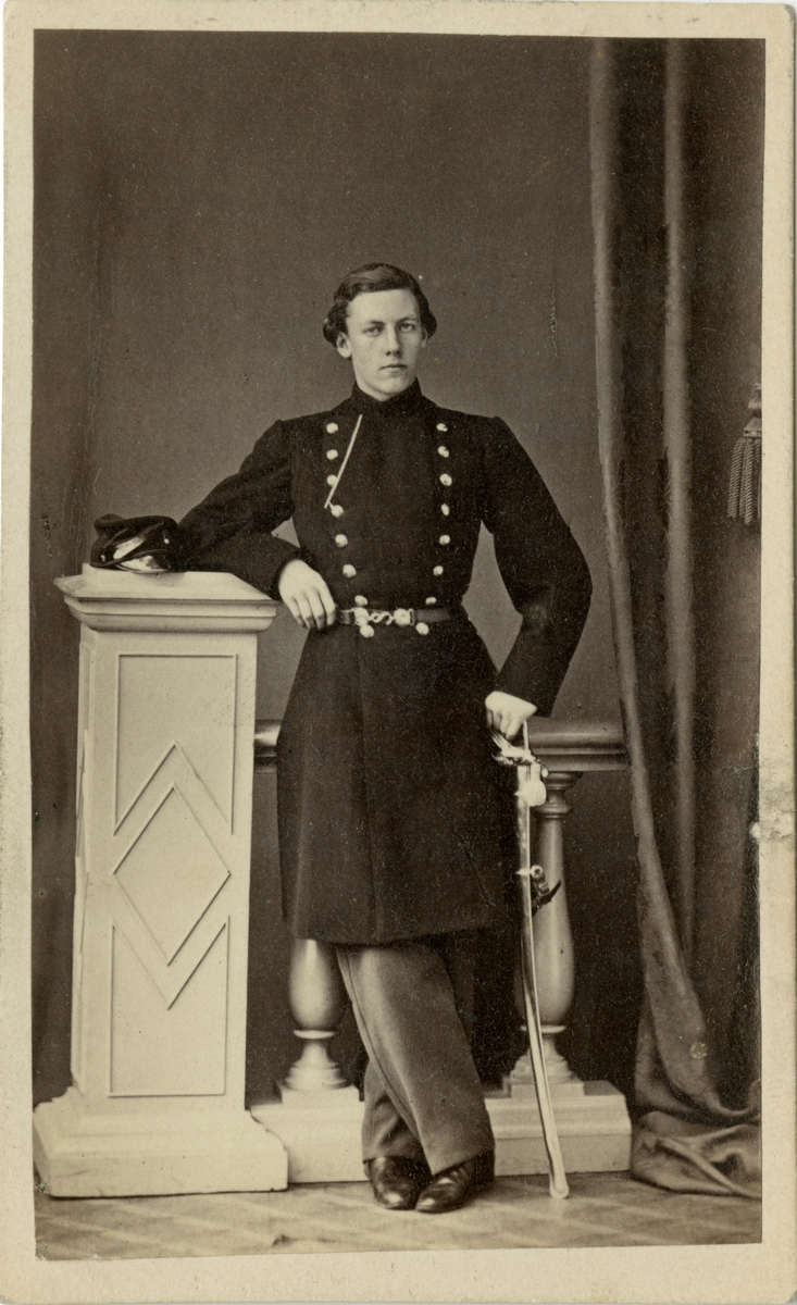 Porträtt av Carl August Schenström, officer vid Västmanlands regemente I 18.

Se även bild AMA.0002354.