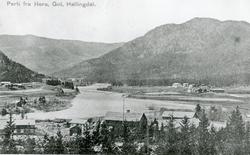 Postkort. Landskap, gårdsbruk, elv, fjell, skog.