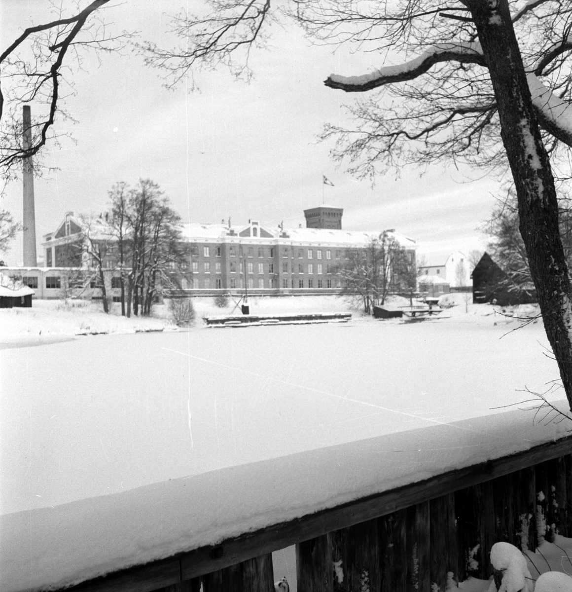 Gävle Manufaktur Svanen, Strömsbro i vinterskrud. 15 januari 1950.