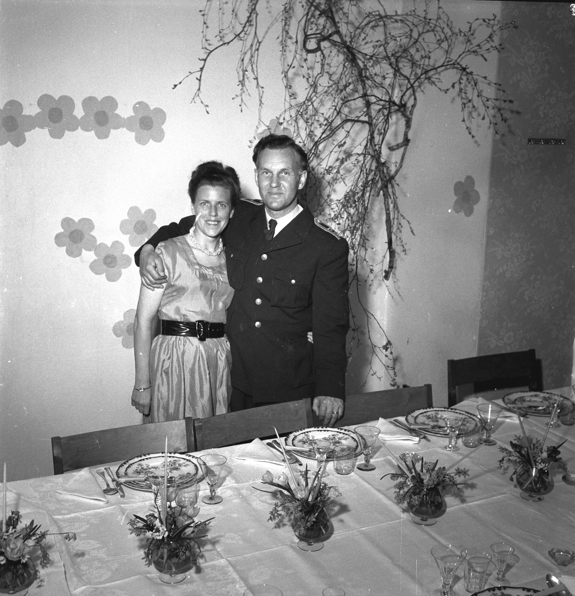 Brandchef Rohlén och fru Rohlén. Reportage för Damernas Värld, dukat bord. 30 april 1949.