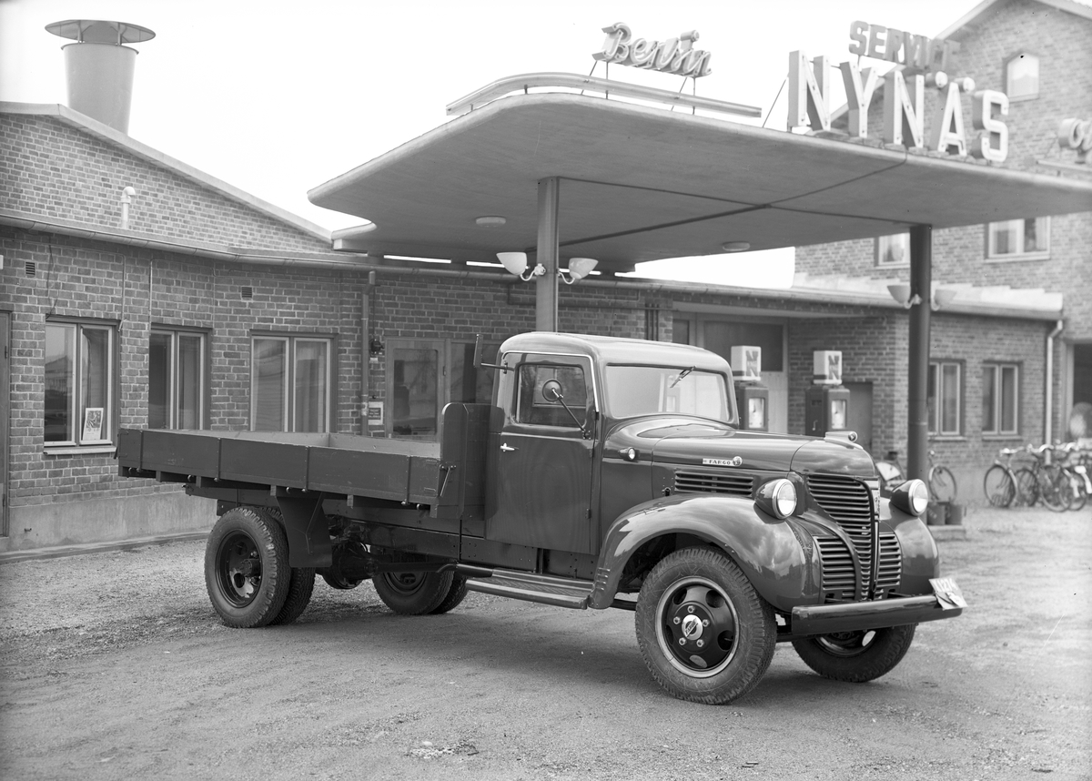 Lastbil, 22 maj 1946. Valbo Verkstad A-B grundades år 1923 av häradsdomare  K. G. Ålenius  . Denne övertog ett tidigare bildat bolag, som drev verkstadsrörelse i Valbo med tillverkning av arbetsvagnar, timmerkälkar m. m. lät nu omlägga rörelsen för tillverkning av bil karosserier, varav mest lastvagns- och skåpbilskarosserier tillverkas. År 1929 ombildades firman till aktiebolag med Ålenius som verkst. direktör. Vid sin död år 1938 efterträddes han av sonen, ingenjör  Gunnar Ålenius  . Företaget har gått en kraftig utveckling till mötes och kan nu räkna sig till landets ledande inom sin bransch. Från att ha sysselsatt 3—4 man äro nu vid full drift cirka 80 arbetare anställda inom företaget.  Valbo Verkstads A-B omfattar smides-, plåtslageri- och snickeriverkstad, monteringshall, måleri- samt lackerings- och tapetserarverkstäder, alla försedda med moderna, maskinella utrustningar. Bland företagets kunder kunna nämnas: Svenska armén, Kungl. Telegrafverket — över 200 skåpkarosserier ha under årens lopp levererats hit — Postverket, Vattenfallsstyrelsen, Stockholms stads gatukontor, en hel del allmänna verk och inrättningar samt privata företag. Dessutom är bolaget huvudleverantör till flera av de större bilfirmorna i Stockholm samt Ålenius valen förutseende man, som med öppen blick följde utvecklingen inom bilbranschen och han på övriga platser i landet. Företaget höll ut till någon gång på 1980-talet.