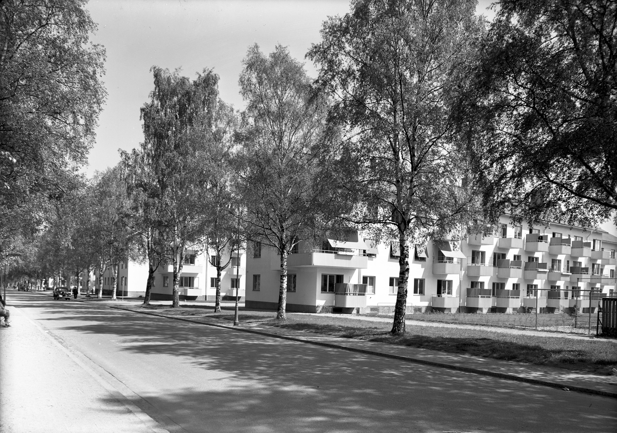 Exteriör av fastigheter på Valbogatan, Gävle. 1 juni 1946. Järnhandel Jacob Wennberg.