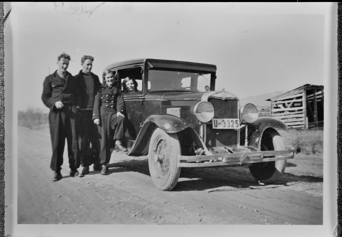 Ungdommer fra Bjugn på biltur ca. 1935, Ørlandet