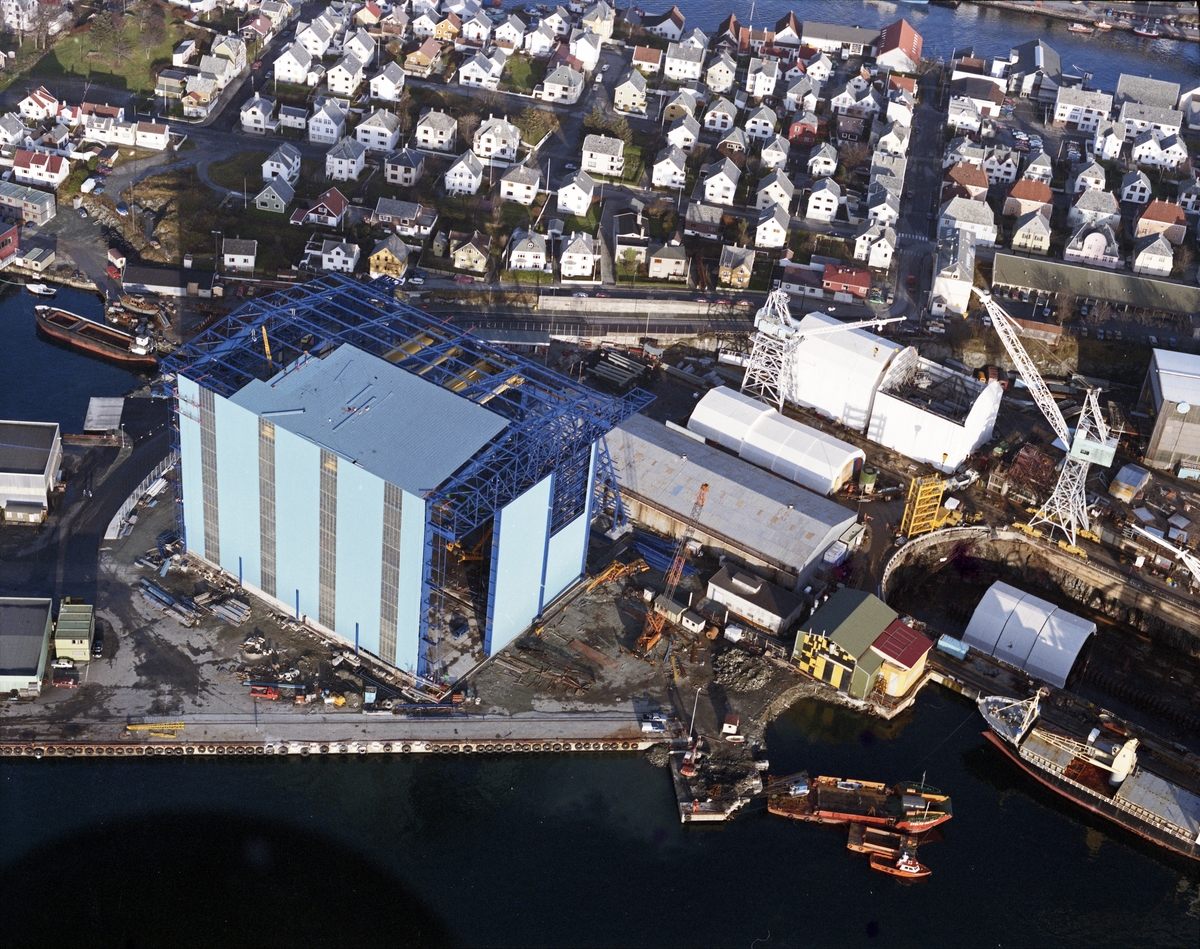Flyfoto. H.M.V. Oversikt over veftområdet med "Nordsjøhallen". Hallen ser ferdig ut fra utsiden.