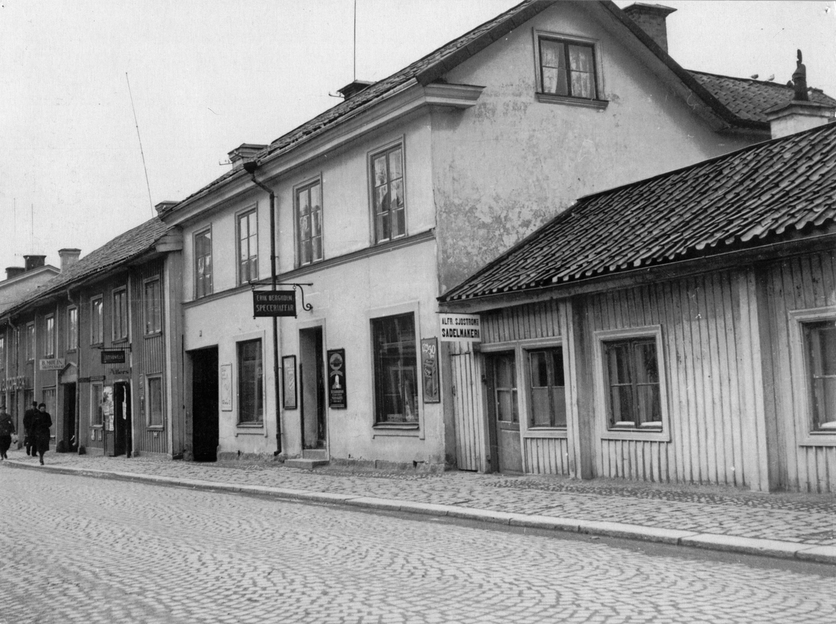 Stora Gatan med bl.a. Sjöströms sadelmakeri och Bergholms speceriaffär