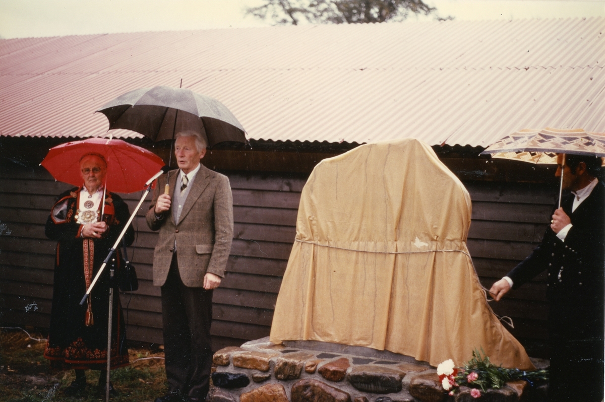 Borghild Glosimot og Torvald Indrebø ved avdukinga av minnesmerket for Telemarkskua i 1980.