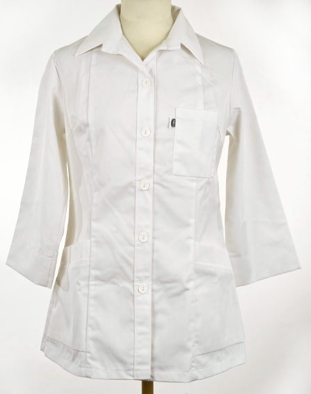 Skjorte, 7 bredder, med slag, 3 lommer, lange ermer, 3/4 lang.
Neo yrkesklær. Sannsynligvis laboratoriefrakk.