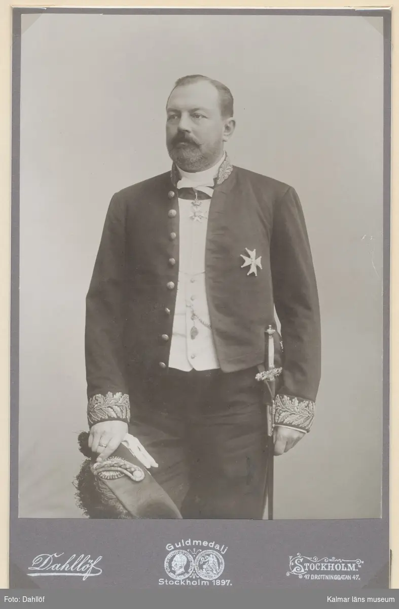 Porträtt av Carl Adolf Fagerlund, landshövding, med uniform och sabel.