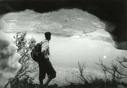 Bildet er tatt under en hengende snøskavel i nedre del av no